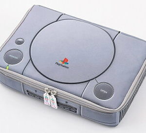 【御玩家】寶島社 初代 PlayStation PS1 原尺寸多用途收納包 主機包 (藍色版) 現貨 1